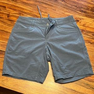 Kuhl Trekr 5.5” short size 6